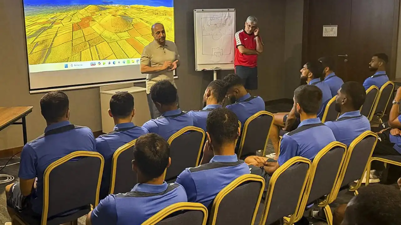 رئيس نادي الذيد يزور معسكر الفريق الأول لكرة القدم في تركيا